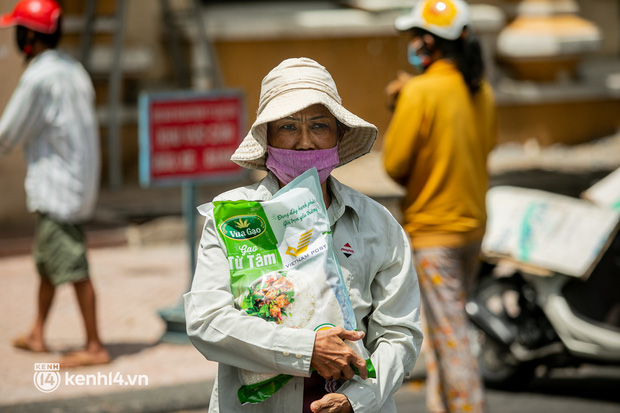 Ảnh: Người nghèo, khuyết tật ở Sài Gòn bật khóc khi được phát gạo miễn phí tại bưu điện - Ảnh 3.