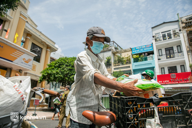 Ảnh: Người nghèo, khuyết tật ở Sài Gòn bật khóc khi được phát gạo miễn phí tại bưu điện - Ảnh 9.