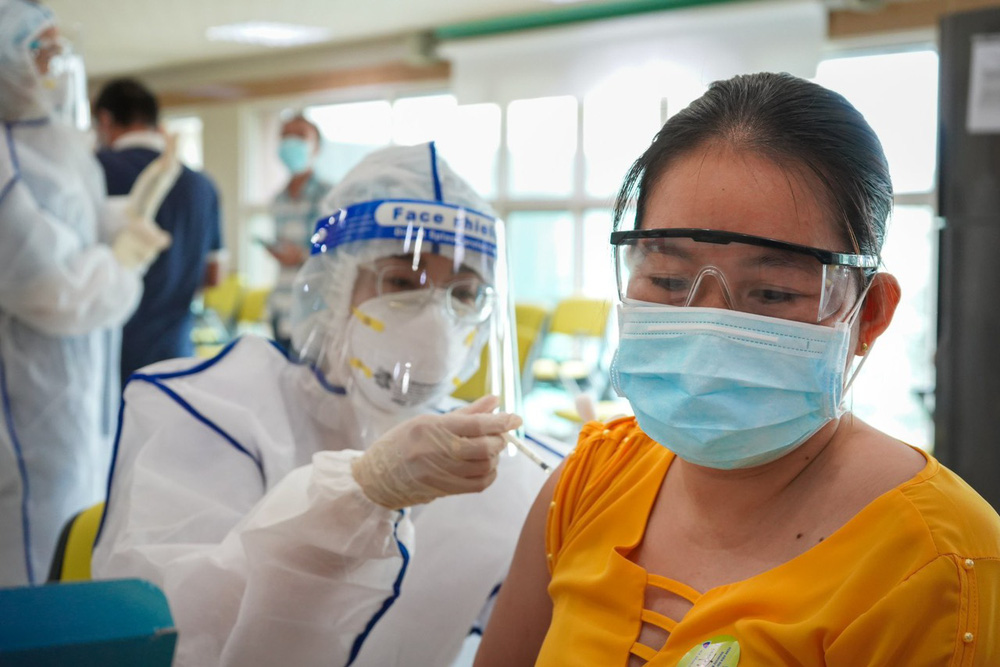 BS Trương Hữu Khanh: Sống trong vùng dịch, chỉ cần làm tốt những điều này thì khó có thể mắc Covid-19 - Ảnh 1.