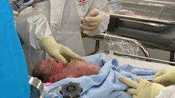 Giọt nước mắt trên giường hồi sức của nữ bác sĩ mắc COVID-19 khi thấy con chào đời an toàn