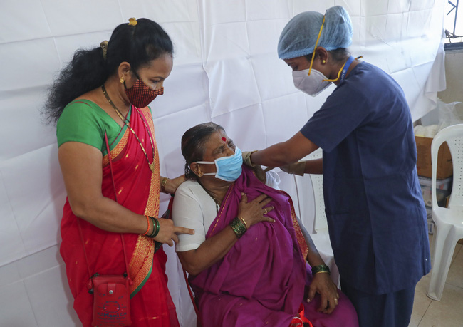 Ấn Độ: Tiêm vaccine phòng Covid-19 về mãi không thấy sốt, người đàn ông nghi ngờ rồi cay đắng phát hiện sự thật gây phẫn nộ - Ảnh 2.