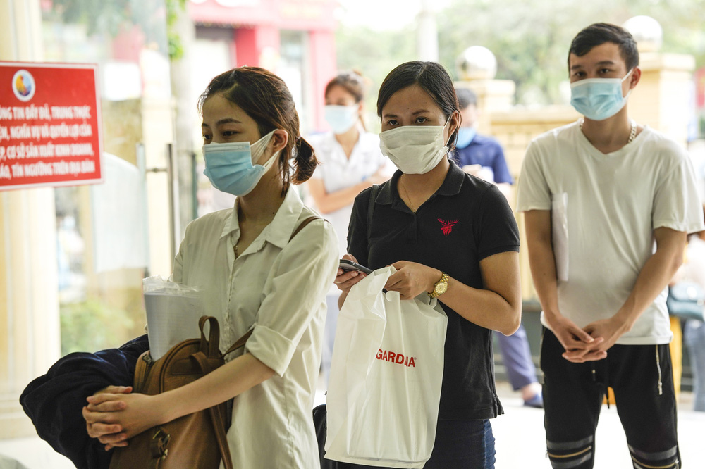 Hà Nội: Người dân xếp hàng dài chờ xin xác nhận giấy đi đường theo quy định mới - Ảnh 9.