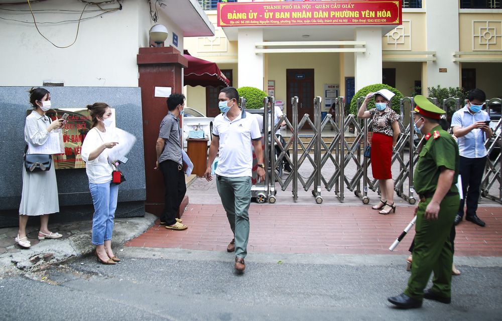 Hà Nội: Người dân xếp hàng dài chờ xin xác nhận giấy đi đường theo quy định mới - Ảnh 11.