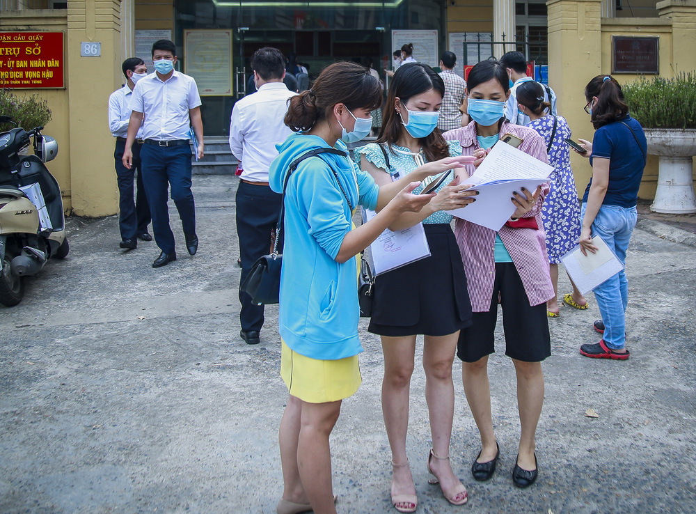 Hà Nội: Người dân xếp hàng dài chờ xin xác nhận giấy đi đường theo quy định mới - Ảnh 6.
