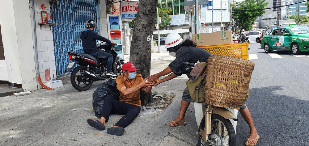 Thanh niên khỏe mạnh nói dối để xin chú nhặt ve chai 20 ngàn đổ xăng, hành động sau đó của cả 2 khiến MXH bùng nổ - Ảnh 2.