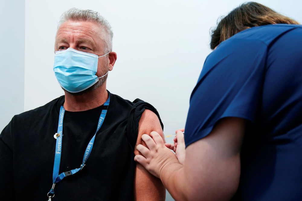 Tiêm vaccine COVID-19 là yêu cầu bắt buộc ở những quốc gia nào? - Ảnh 3.