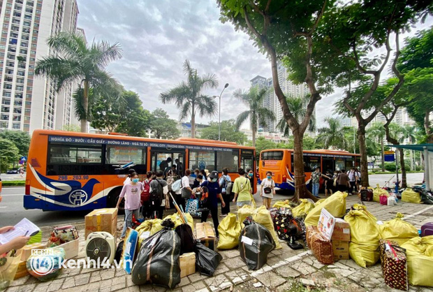 Ảnh: Hàng trăm sinh viên Hà Nội hối hả chuyển đồ, nhường KTX để thành lập cơ sở thu dung, điều trị bệnh nhân Covid-19 - Ảnh 1.