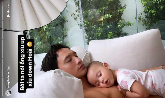 Khoảnh khắc cực dễ thương của Lisa nhà Hồ Ngọc Hà khi nằm ngủ trong lòng bố - Ảnh 2.