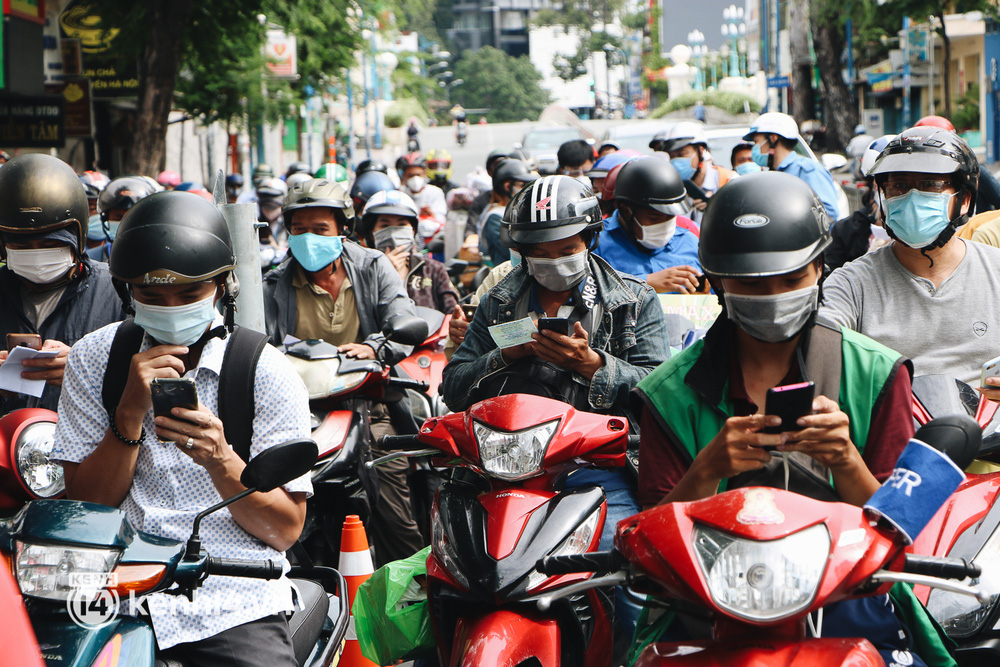 TP.HCM: Hàng trăm phương tiện ùn ứ kéo dài khi triển khai kiểm tra người dân ra đường bằng hình thức mới - Ảnh 9.