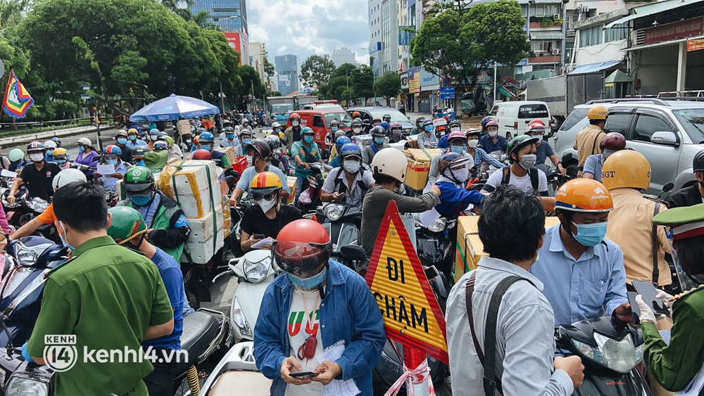 TP.HCM: Hàng trăm phương tiện ùn ứ kéo dài khi triển khai kiểm tra người dân ra đường bằng hình thức mới - Ảnh 1.