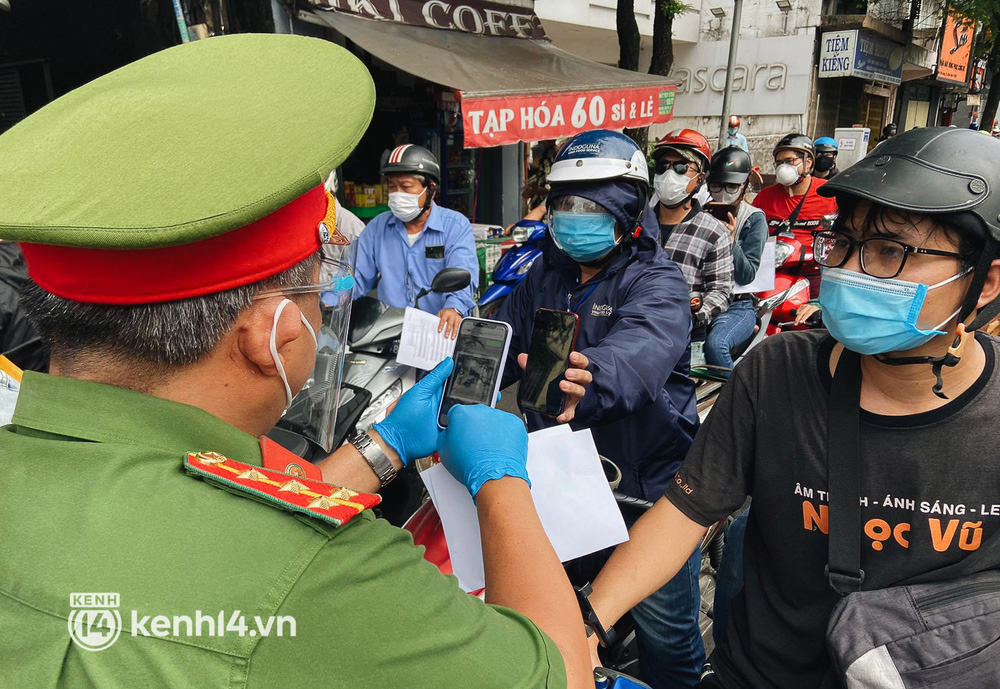 TP.HCM: Hàng trăm phương tiện ùn ứ kéo dài khi triển khai kiểm tra người dân ra đường bằng hình thức mới - Ảnh 4.