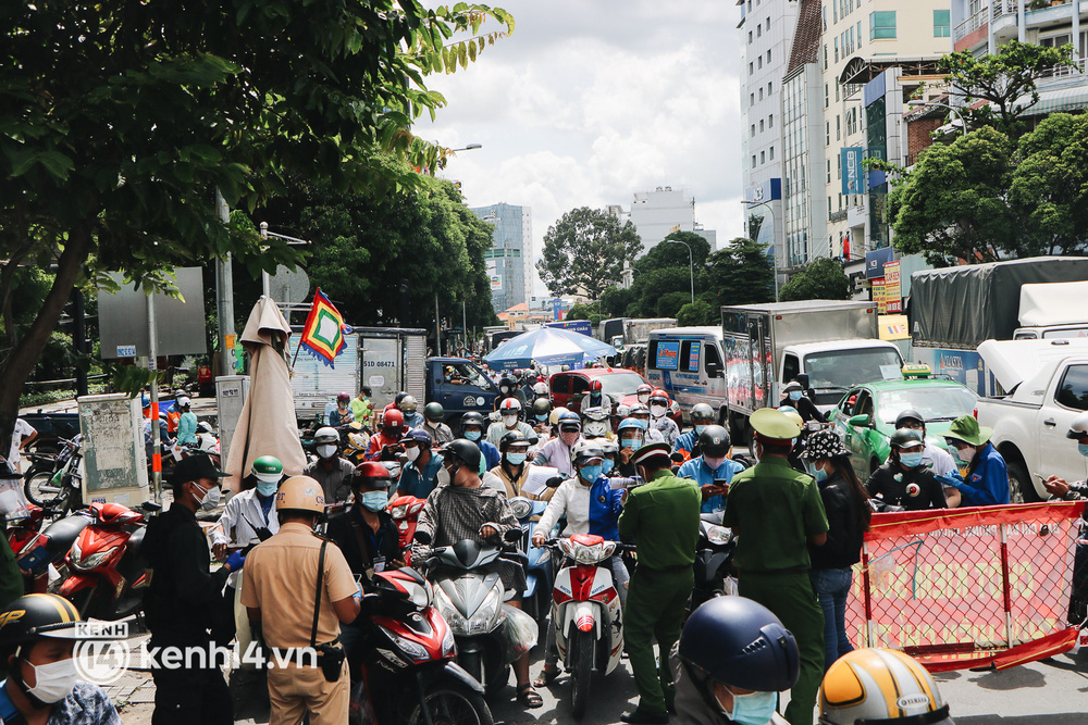 TP.HCM: Hàng trăm phương tiện ùn ứ kéo dài khi triển khai kiểm tra người dân ra đường bằng hình thức mới - Ảnh 2.