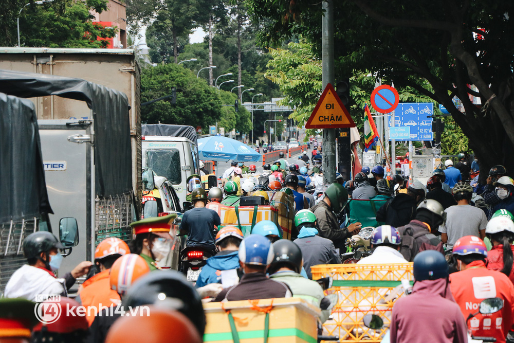 TP.HCM: Hàng trăm phương tiện ùn ứ kéo dài khi triển khai kiểm tra người dân ra đường bằng hình thức mới - Ảnh 8.