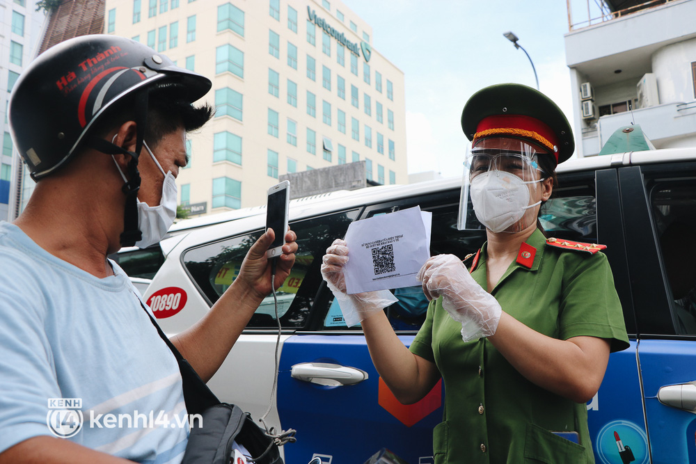 TP.HCM: Hàng trăm phương tiện ùn ứ kéo dài khi triển khai kiểm tra người dân ra đường bằng hình thức mới - Ảnh 11.