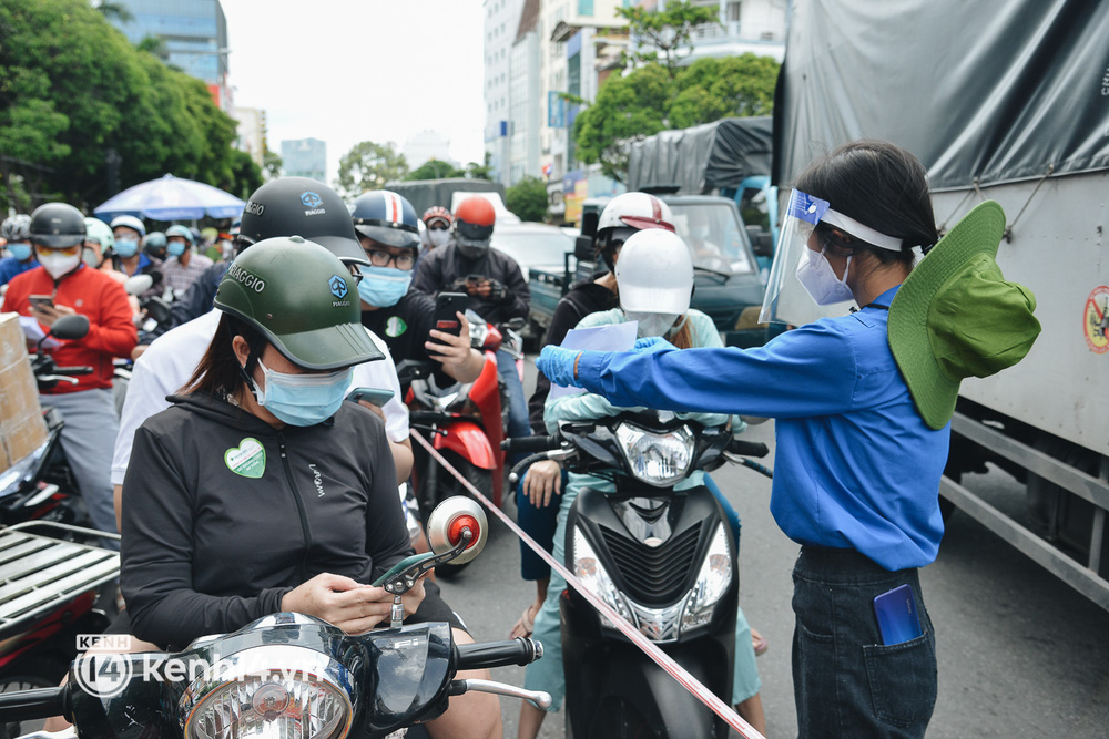 TP.HCM: Hàng trăm phương tiện ùn ứ kéo dài khi triển khai kiểm tra người dân ra đường bằng hình thức mới - Ảnh 12.