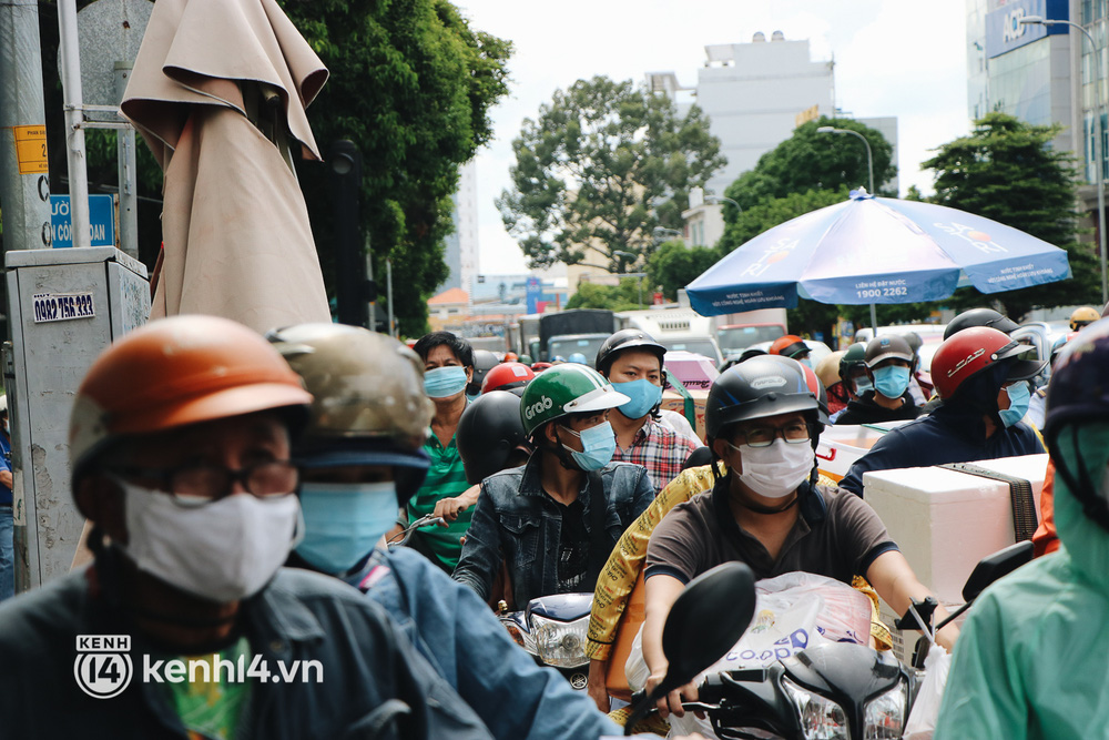 TP.HCM: Hàng trăm phương tiện ùn ứ kéo dài khi triển khai kiểm tra người dân ra đường bằng hình thức mới - Ảnh 13.