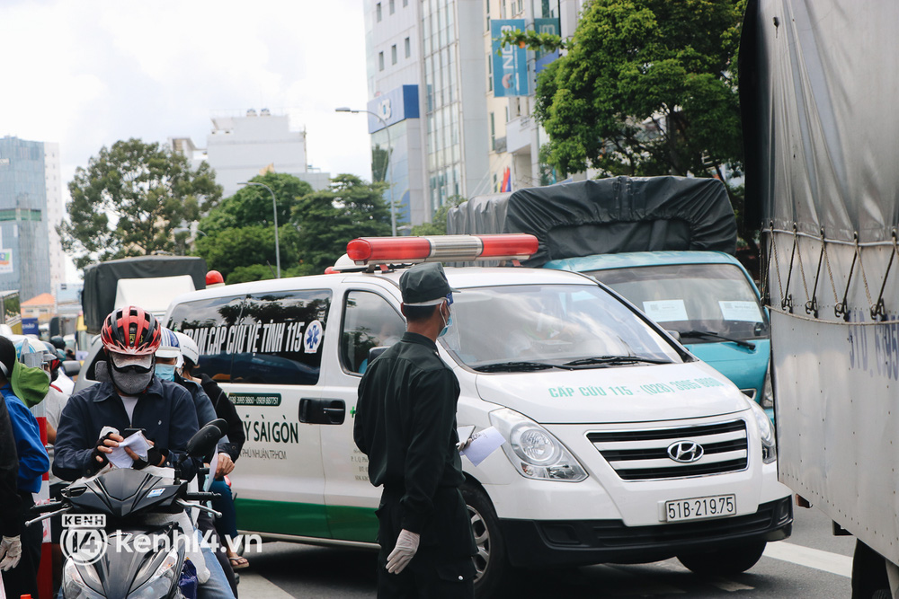 TP.HCM: Hàng trăm phương tiện ùn ứ kéo dài khi triển khai kiểm tra người dân ra đường bằng hình thức mới - Ảnh 5.