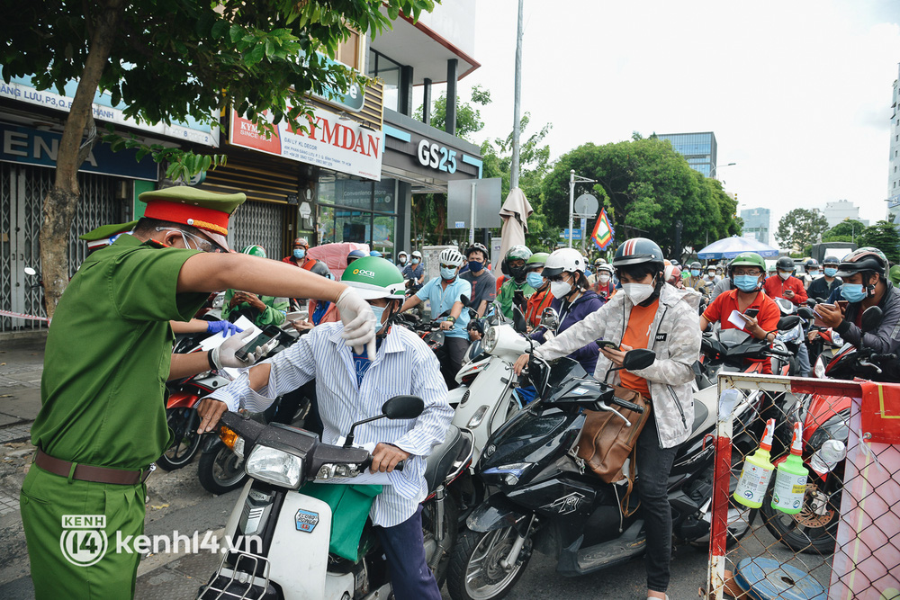 TP.HCM: Hàng trăm phương tiện ùn ứ kéo dài khi triển khai kiểm tra người dân ra đường bằng hình thức mới - Ảnh 15.