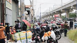 Ảnh: Hàng nghìn người ùn ùn rời TP.HCM về quê bằng xe máy, xót xa cảnh những đứa trẻ vật vờ ngủ gật trong lòng cha mẹ