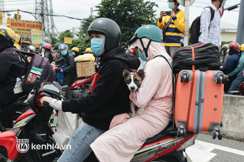 Hàng nghìn người ùn ùn rời TP.HCM về quê bằng xe máy, xót xa những đứa trẻ vật vờ ngủ gật trong lòng cha mẹ  - Ảnh 11.