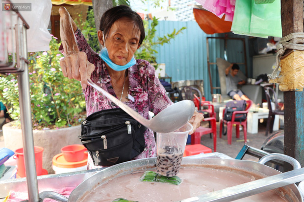 Cụ Hường 25 năm bán chè nuôi con ở Sài Gòn, nổi tiếng với tấm bảng xin quý khách vui lòng nói giúp đã qua đời vì COVID-19 - Ảnh 2.