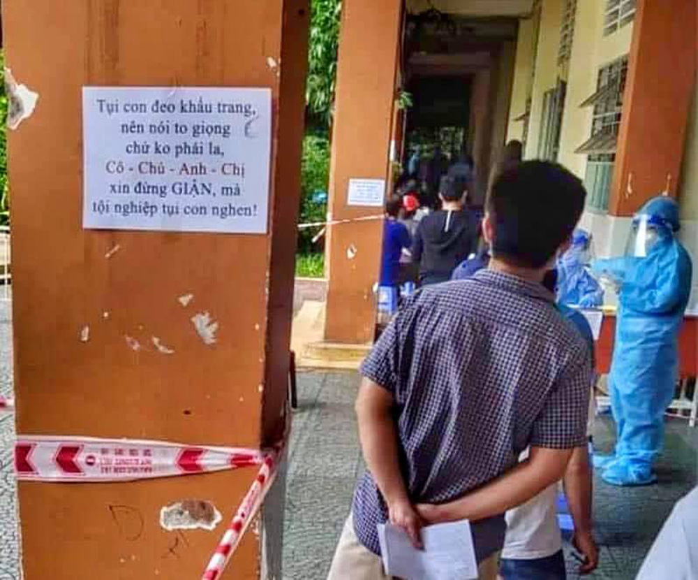 Lời bộc bạch thấy tội của đội ngũ y tế sợ to tiếng với người dân: Đeo khẩu trang nên phải vậy, xin đừng giận tụi con! - Ảnh 1.