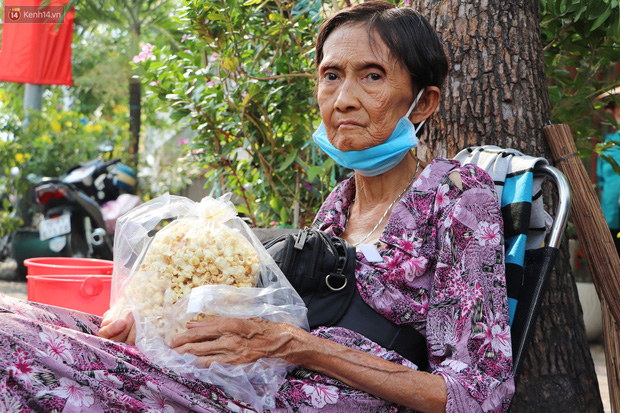 Cụ Hường 25 năm bán chè nuôi con ở Sài Gòn, nổi tiếng với tấm bảng xin quý khách vui lòng nói giúp đã qua đời vì COVID-19 - Ảnh 1.