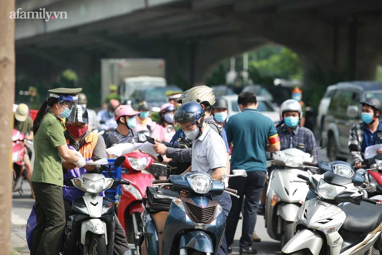 Tổ công tác đặc biệt phát hiện nhiều trường hợp mượn giấy đi đường - Ảnh 2.