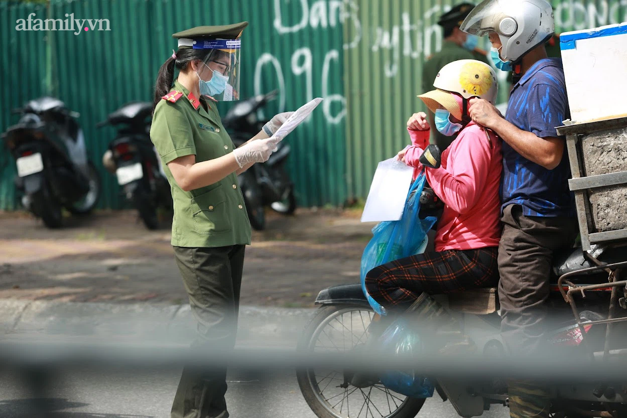 Tổ công tác đặc biệt phát hiện nhiều trường hợp mượn giấy đi đường - Ảnh 4.