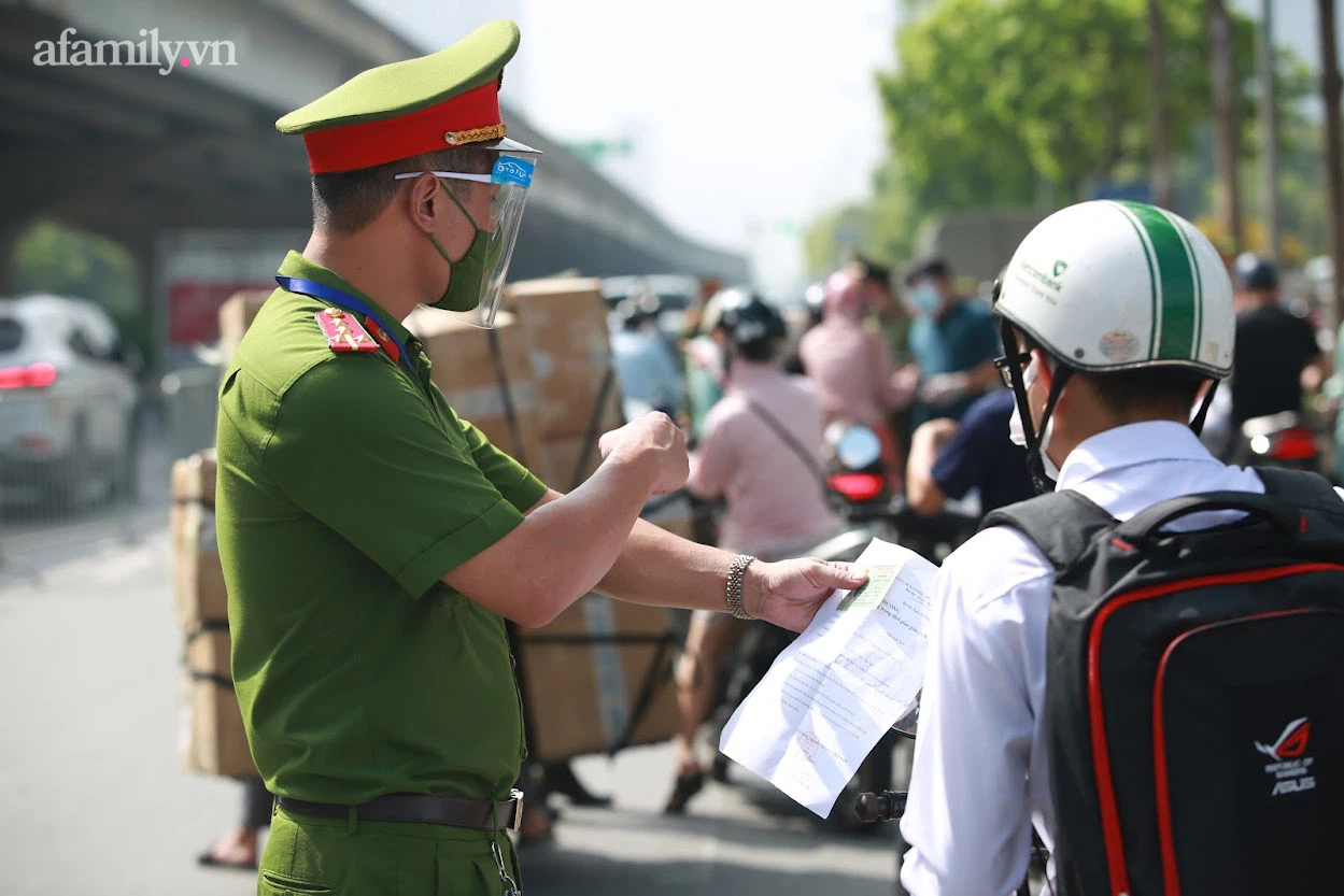 Tổ công tác đặc biệt phát hiện nhiều trường hợp mượn giấy đi đường - Ảnh 10.