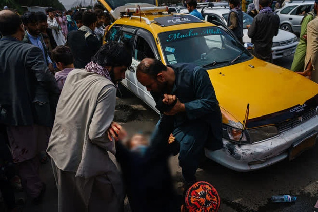 Những bà mẹ Afghanistan tuyệt vọng ném con qua rào chắn, xin người ta đưa chúng đi thật xa: Quặn lòng ánh mắt những đứa trẻ tìm mẹ - Ảnh 7.