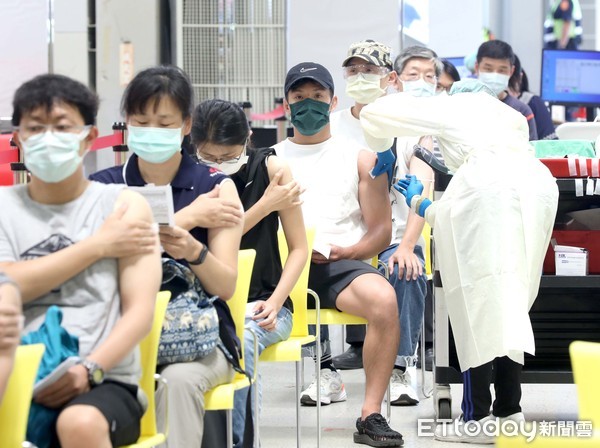 Đài Loan: 9 người nhiễm Covid-19 sau khi tiêm, chuyên gia tiết lộ tỉ lệ né vắc xin của virus - Ảnh 1.