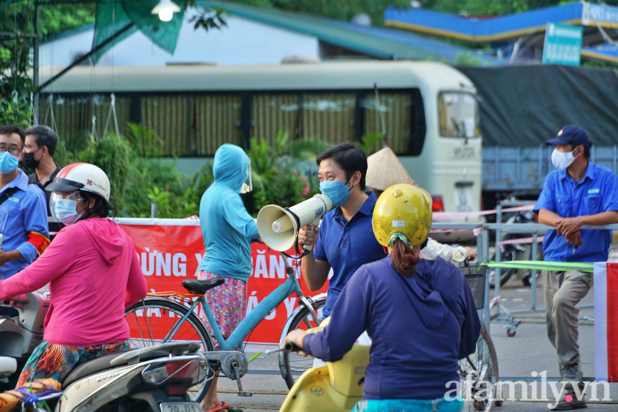 Chợ đầu mối phía Nam Hà Nội mở cửa trở lại sau hơn 20 ngày phong tỏa - Ảnh 17.