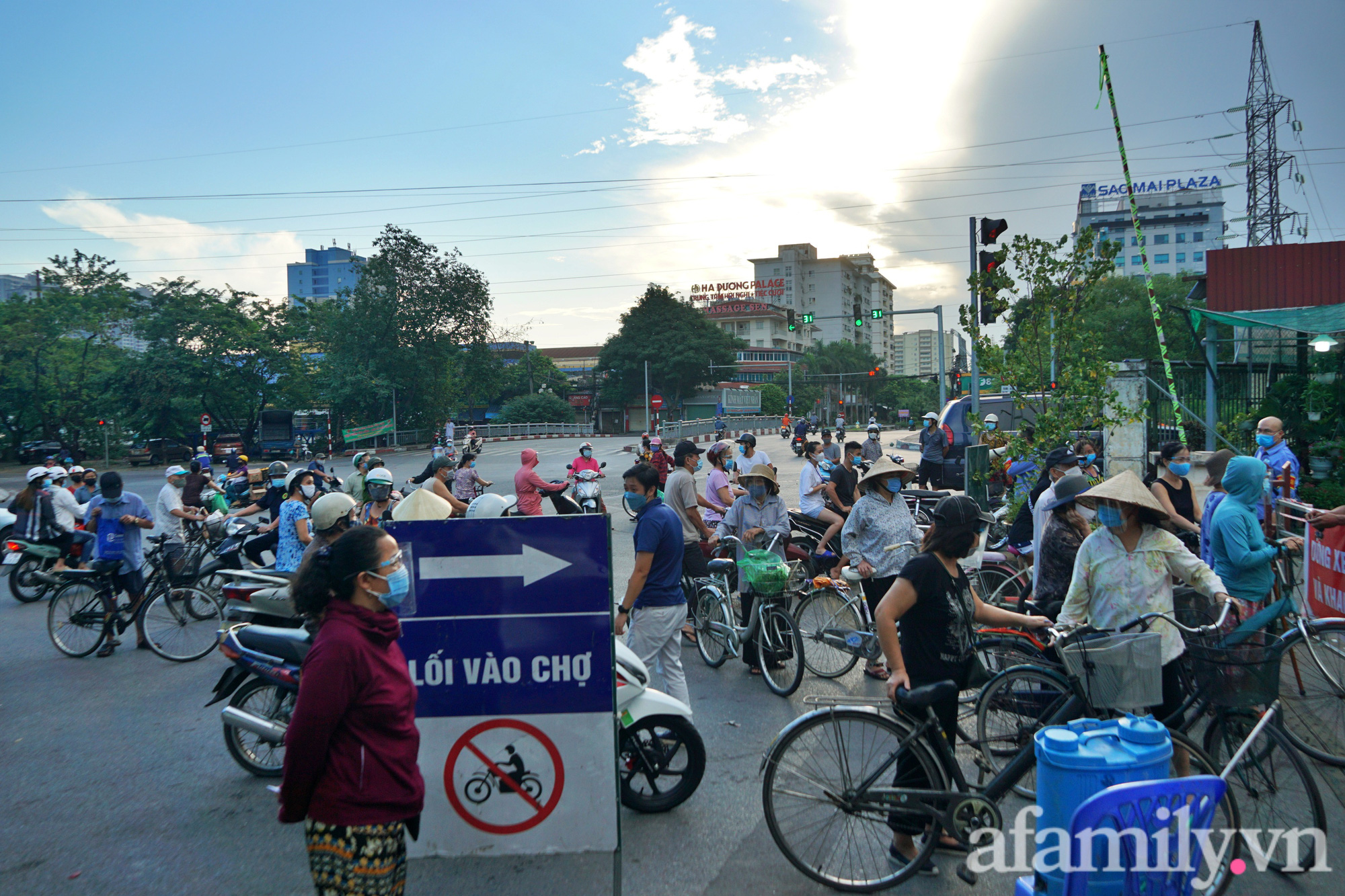 Chợ đầu mối phía Nam Hà Nội mở cửa trở lại sau hơn 20 ngày phong tỏa - Ảnh 14.