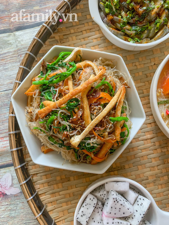 Mẹ đảm Sài Gòn chia sẻ mâm cơm chay cúng rằm tháng 7 tròn đầy mà giản dị dễ nấu - Ảnh 2.