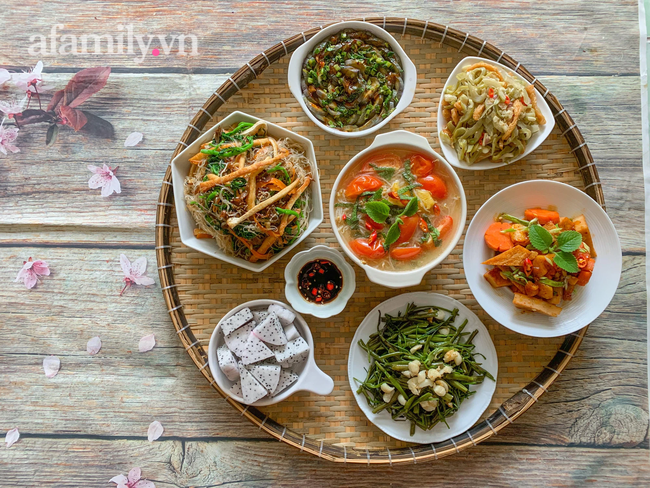 Mẹ đảm Sài Gòn chia sẻ mâm cơm chay cúng rằm tháng 7 tròn đầy mà giản dị dễ nấu - Ảnh 1.