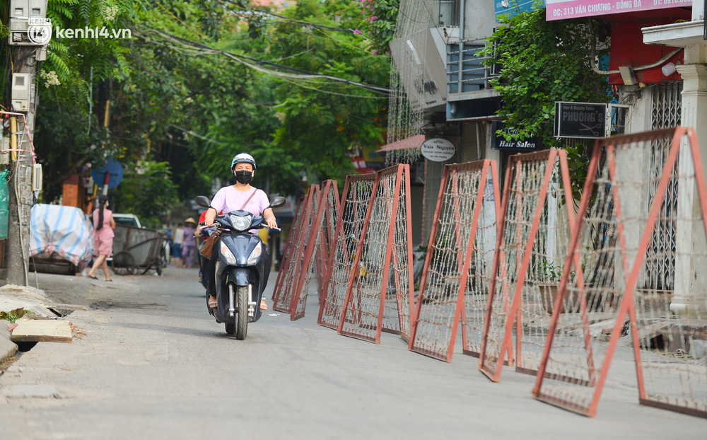 Hà Nội: Lập hàng rào thép gai, phong toả 2 phường với hơn 21.000 dân trong 14 ngày - Ảnh 5.