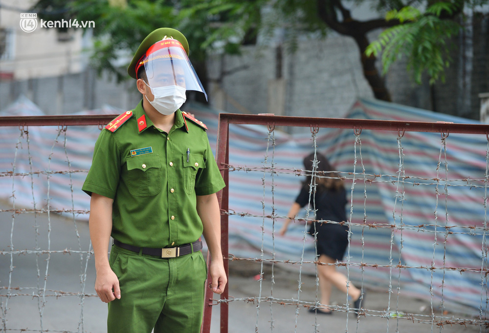 Hà Nội: Lập hàng rào thép gai, phong toả 2 phường với hơn 21.000 dân trong 14 ngày - Ảnh 8.