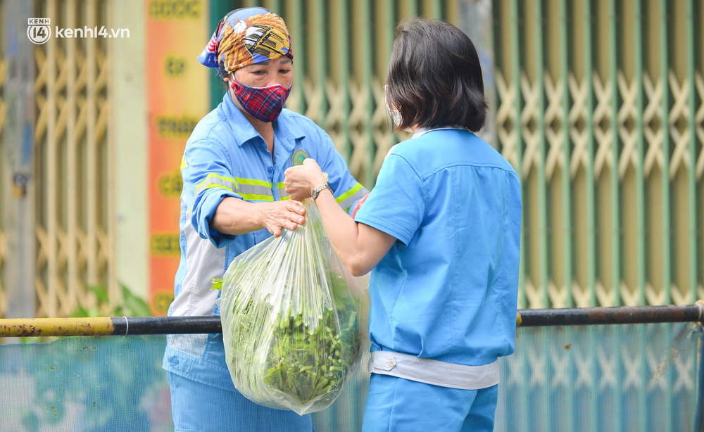 Hà Nội: Lập hàng rào thép gai, phong toả 2 phường với hơn 21.000 dân trong 14 ngày - Ảnh 10.