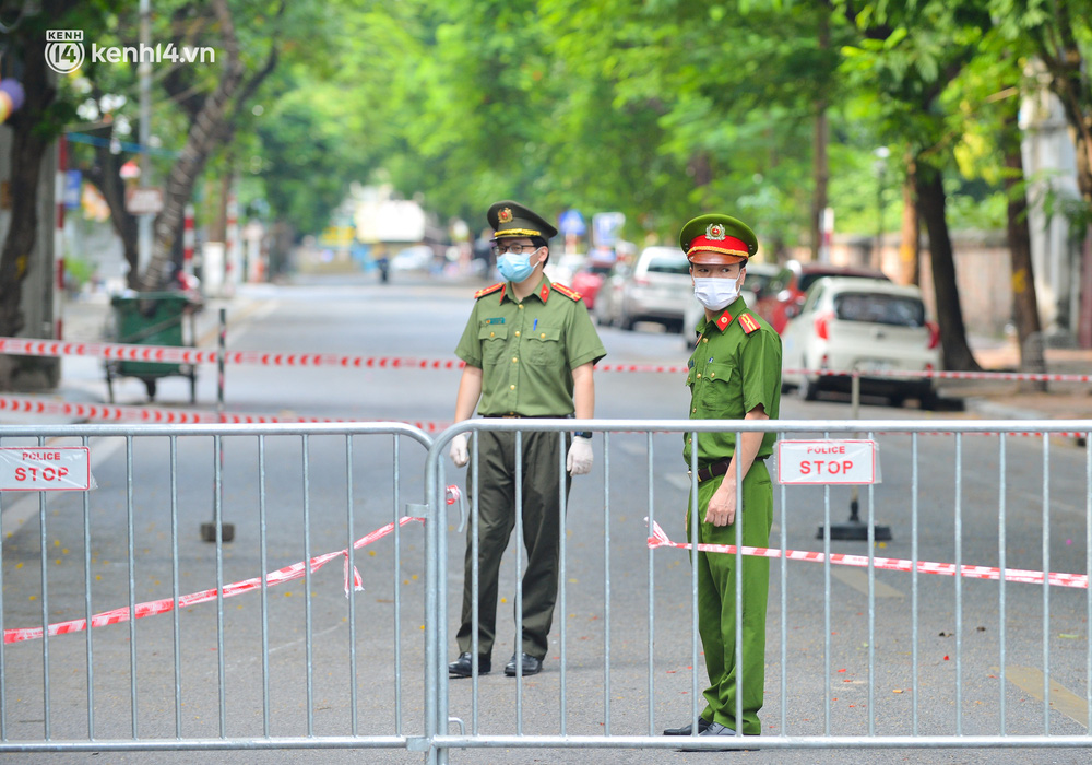 Hà Nội: Lập hàng rào thép gai, phong toả 2 phường với hơn 21.000 dân trong 14 ngày - Ảnh 2.