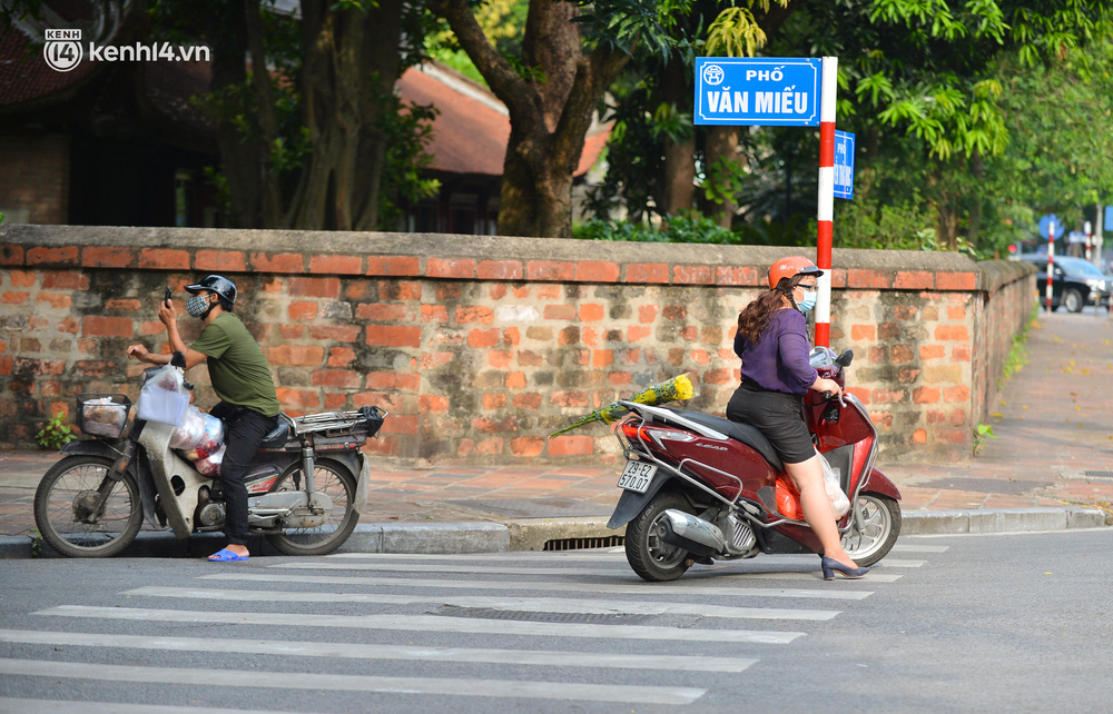 Hà Nội: Lập hàng rào thép gai, phong toả 2 phường với hơn 21.000 dân trong 14 ngày - Ảnh 3.