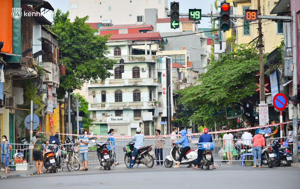 Hà Nội: Lập hàng rào thép gai, phong toả 2 phường với hơn 21.000 dân trong 14 ngày - Ảnh 4.