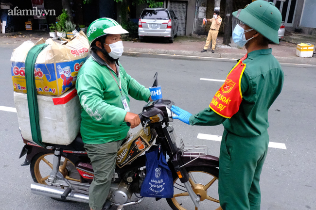 Ngày đầu quân đội hỗ trợ TP.HCM siết chặt giãn cách: Shipper năn nỉ gãy lưỡi vẫn 