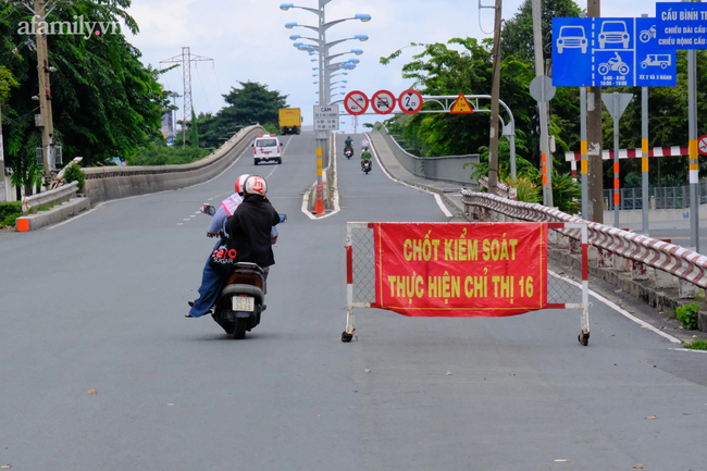 Ngày đầu quân đội hỗ trợ TP.HCM siết chặt giãn cách: Shipper năn nỉ gãy lưỡi vẫn 