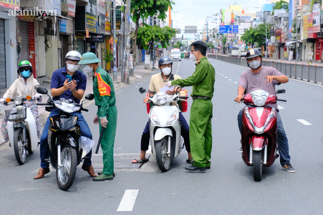 Ngày đầu quân đội hỗ trợ TP.HCM siết chặt giãn cách: Shipper năn nỉ gãy lưỡi vẫn 