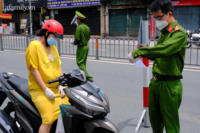 Ngày đầu quân đội hỗ trợ TP.HCM siết chặt giãn cách: Shipper năn nỉ gãy lưỡi vẫn 