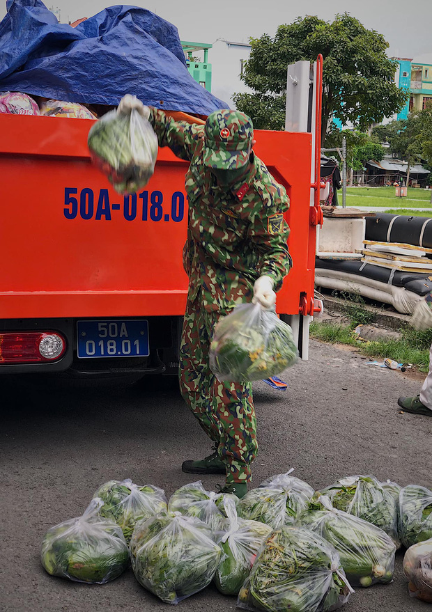 Chùm ảnh các chiến sĩ bộ đội tỉ mỉ sắp xếp từng phần quà, trao tận tay người dân Sài Gòn gây bão MXH: Vừa nhanh nhẹn lại rất nề nếp - Ảnh 8.