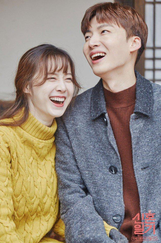 8 cặp đôi phim giả tình thật nức tiếng phim Hàn: Ngất lịm với chuyện tình cổ tích của Son Ye Jin - Hyun Bin - Ảnh 23.
