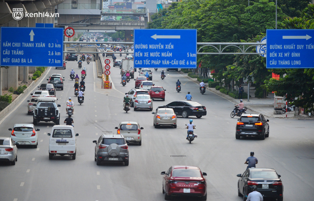 Ảnh: Đường phố Hà Nội đông đúc bất ngờ trong chiều ngày 24/8 - Ảnh 3.