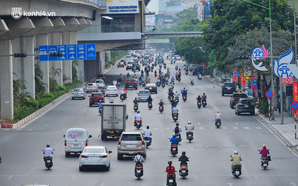 Ảnh: Đường phố Hà Nội đông đúc bất ngờ trong chiều ngày 24/8 - Ảnh 1.